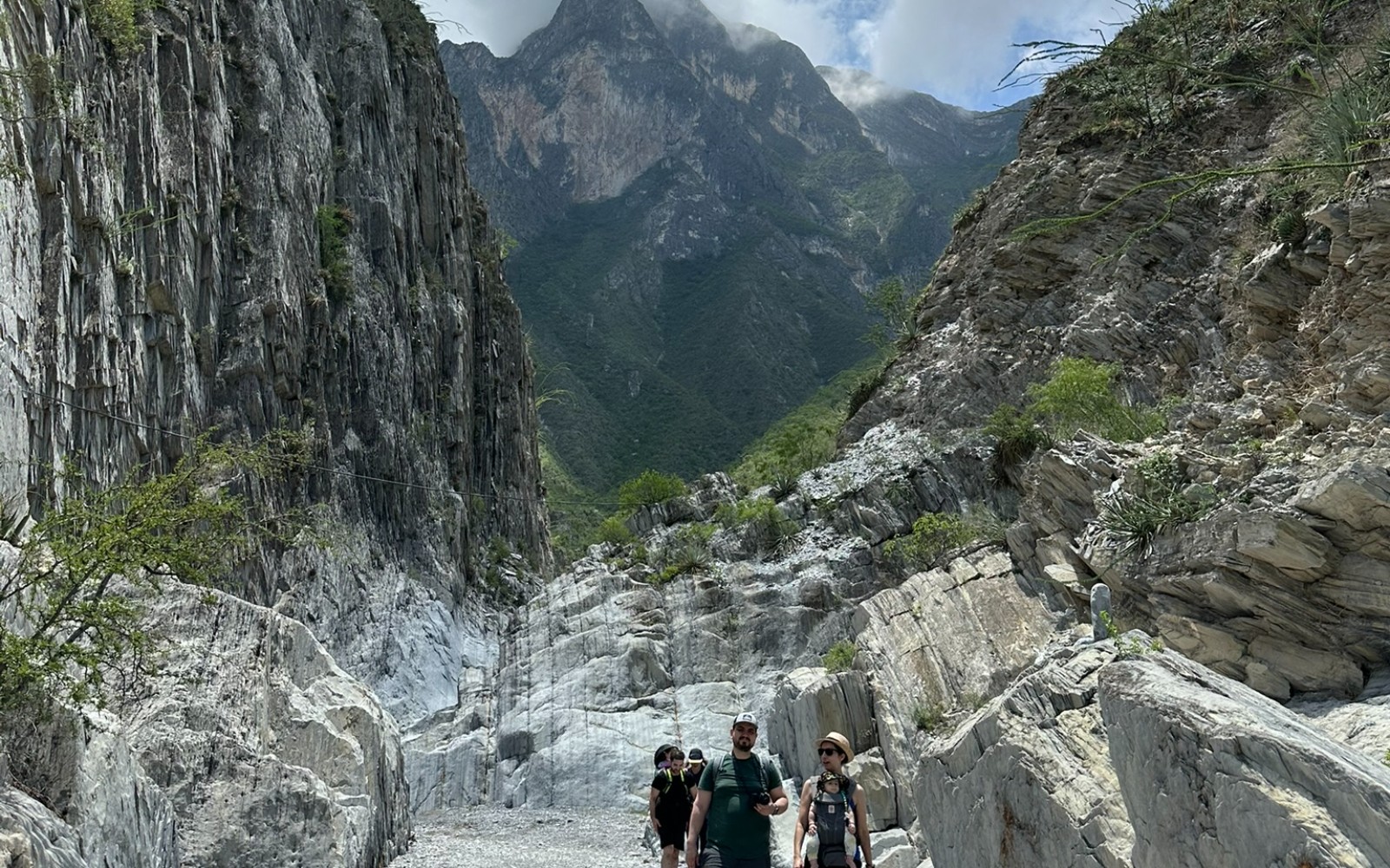 Hike + Picnic Familiar - La Huasteca